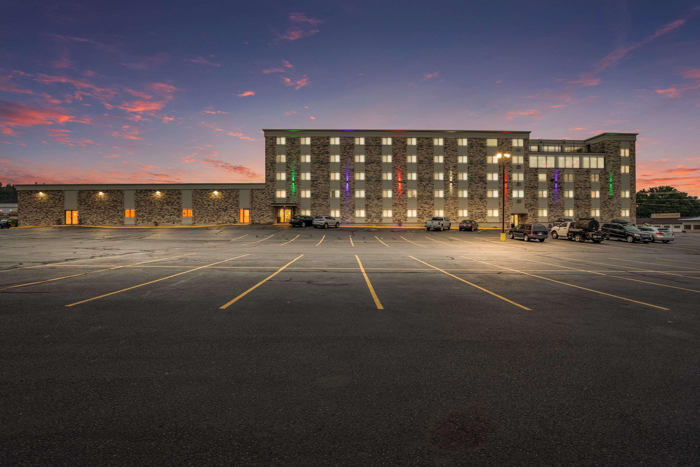 Clarion Hotel And Convention Center Baraboo Exterior photo